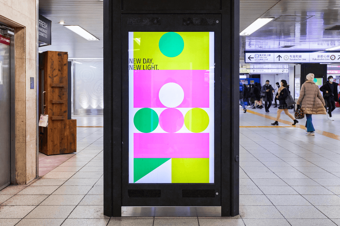 駅のホーム内に「NEW DAY, NEW LIGHT. 日光シンボルマーク」が設置されたアップ写真