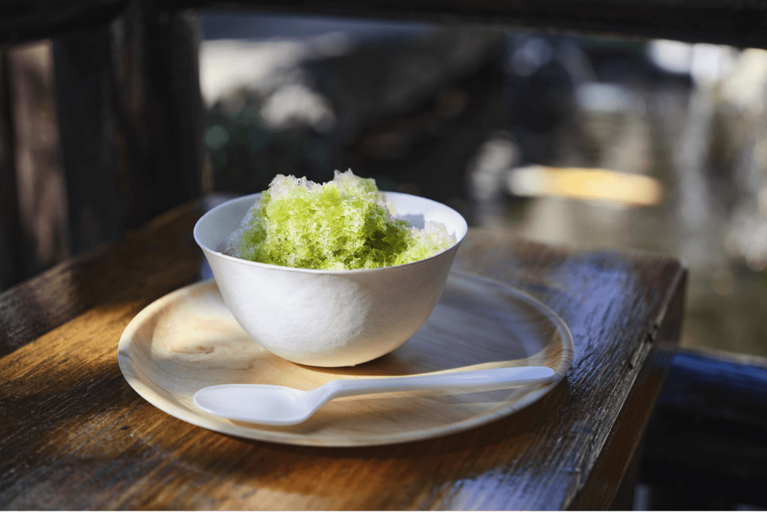 白い器に盛られた日光の天然氷で作られた抹茶のかき氷の写真