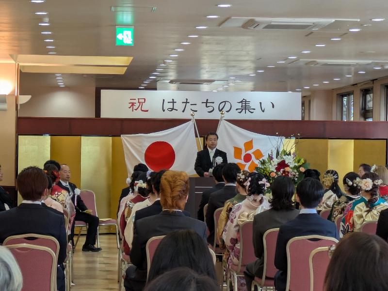藤原地域のはたちの集いであいさつする市長
