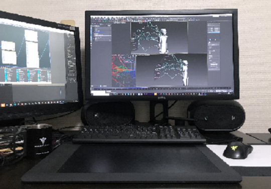 設置されている高賀茂さんのモニター2台の写真