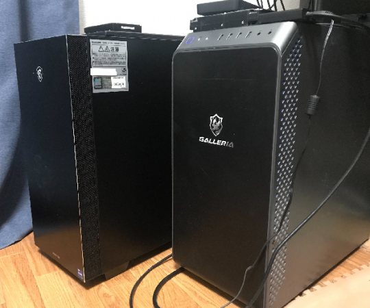 設置されている黒いパソコン機器の写真
