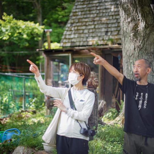 モグローカル江田さんと男性が遠くを指さし、指さした方を見ている写真