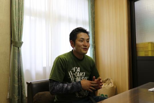 室内で神山さんがインタビューされている様子の写真
