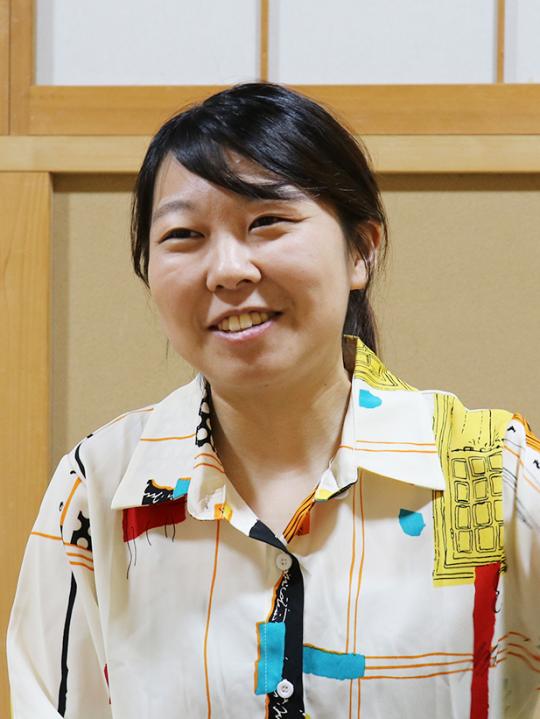 笑顔で会話をする稲垣さんの写真
