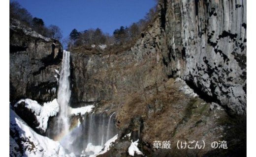 虹が薄っすらと見える華厳の滝の写真