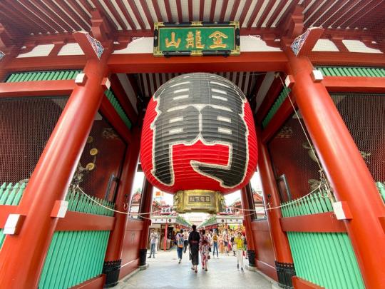 雷門の漢字が刻まれた巨大な赤ちょうちんのある雷門入り口の写真