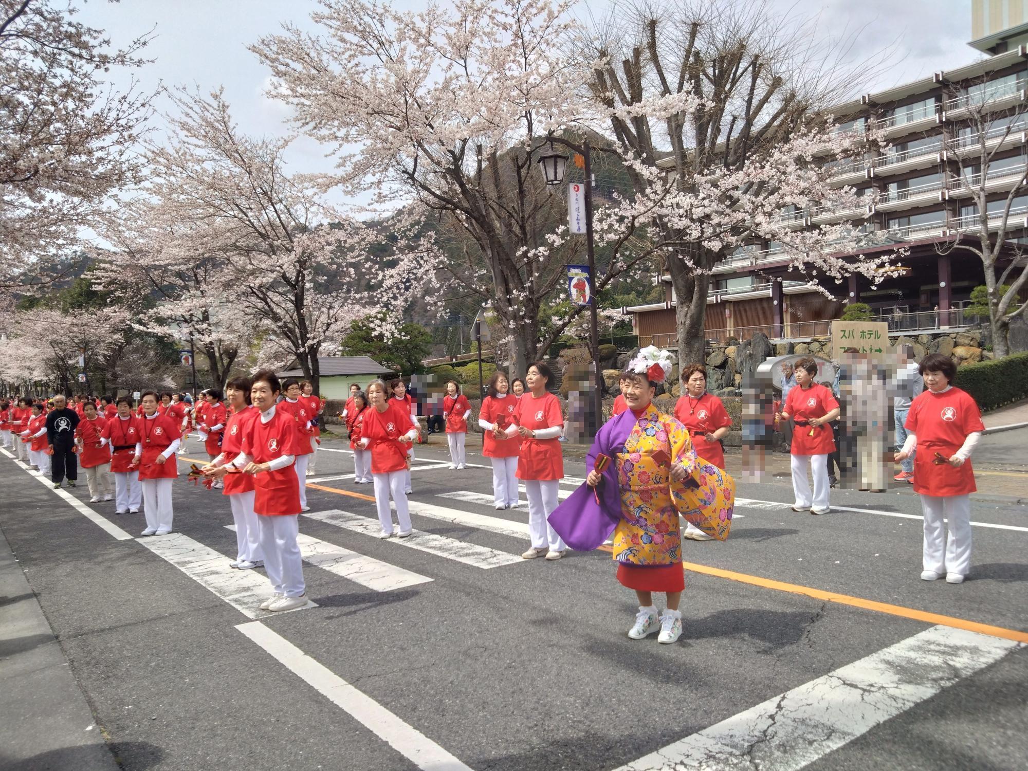 よさこいを楽しく元気におどる参加者