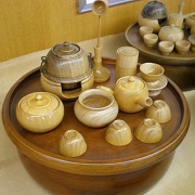 お盆に並べられた、木工のロクロ技術を生かしたミニチュアの日光茶道具の写真