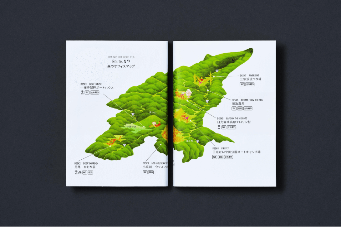 寝そべっている熊の背中に森のオフィスマップの場所が描かれているノベルティの写真