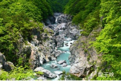 緑に囲まれた、石崖の龍王峡の写真