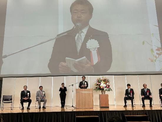 三都絆祭であいさつする市長