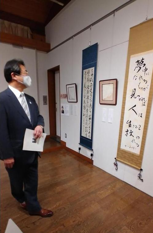 作品を鑑賞する市長