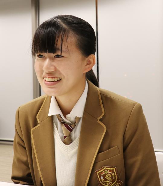 ブラウンのブレザーの制服を着た竹部茉桜(たけべ・まお)さんの写真