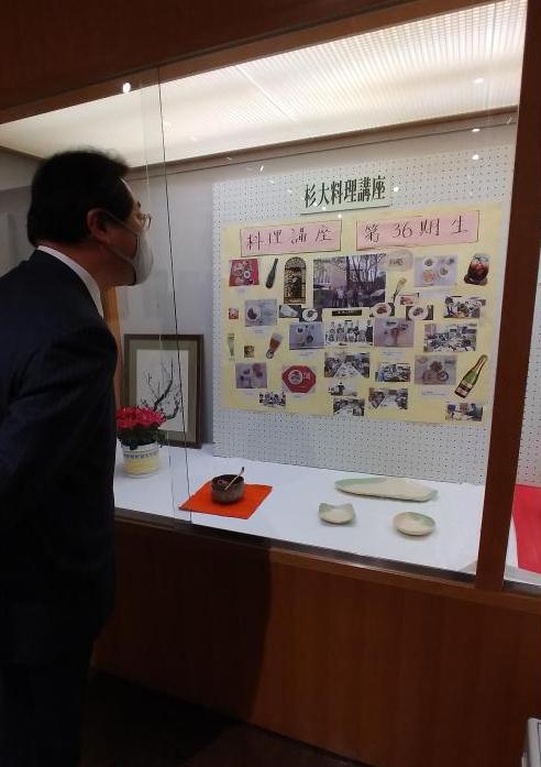 杉並木大学校卒業作品を鑑賞する市長