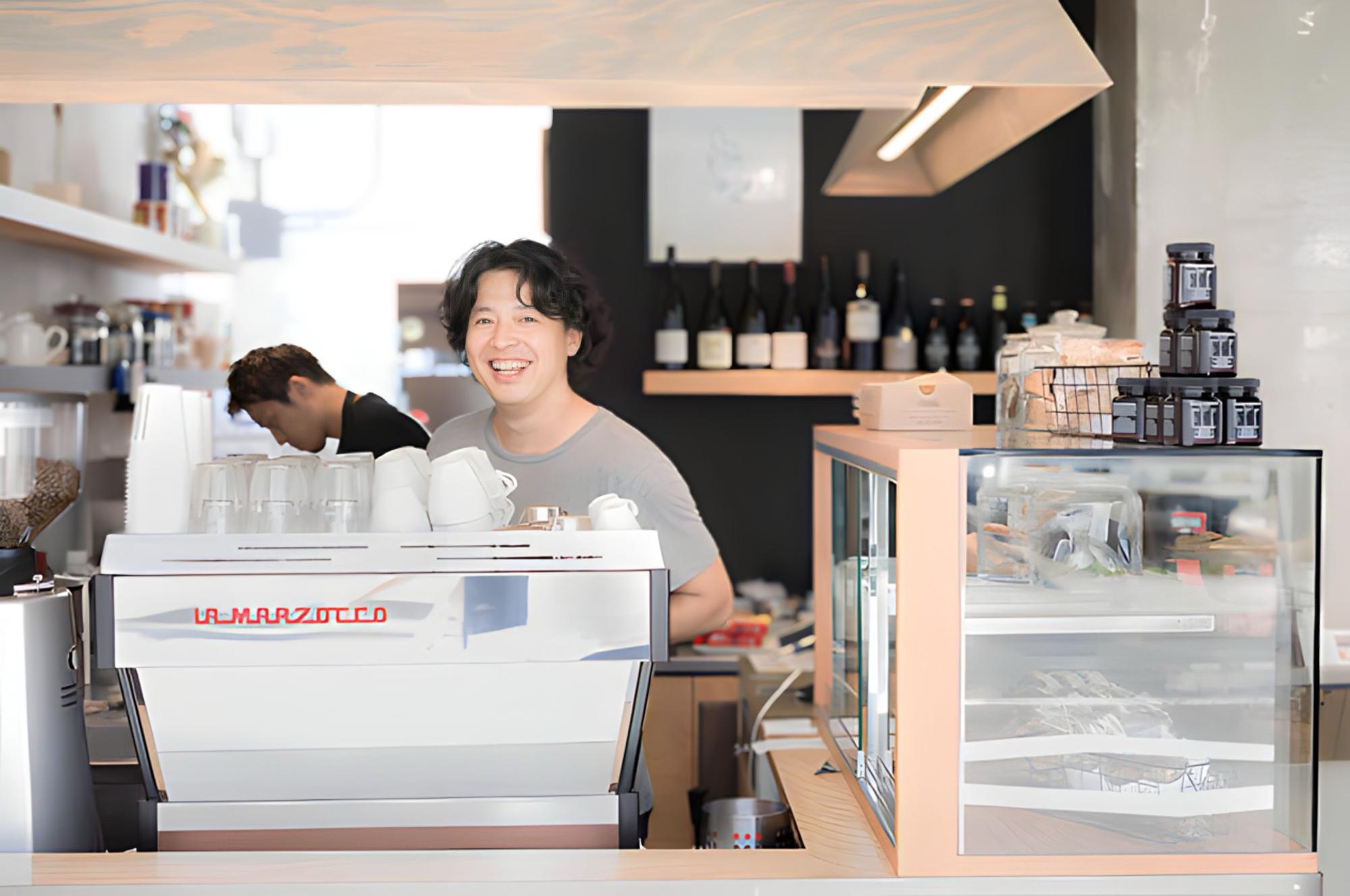店舗内の原瀬さんの様子