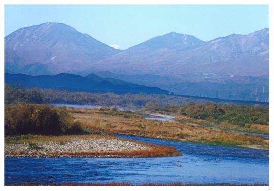 日光連山を背景に緩やかに流れる鬼怒川下流の写真