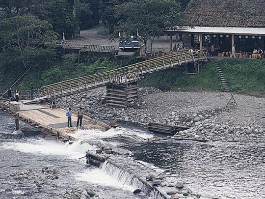 鬼怒川に橋のようなものが設けられていてやなを行っている写真