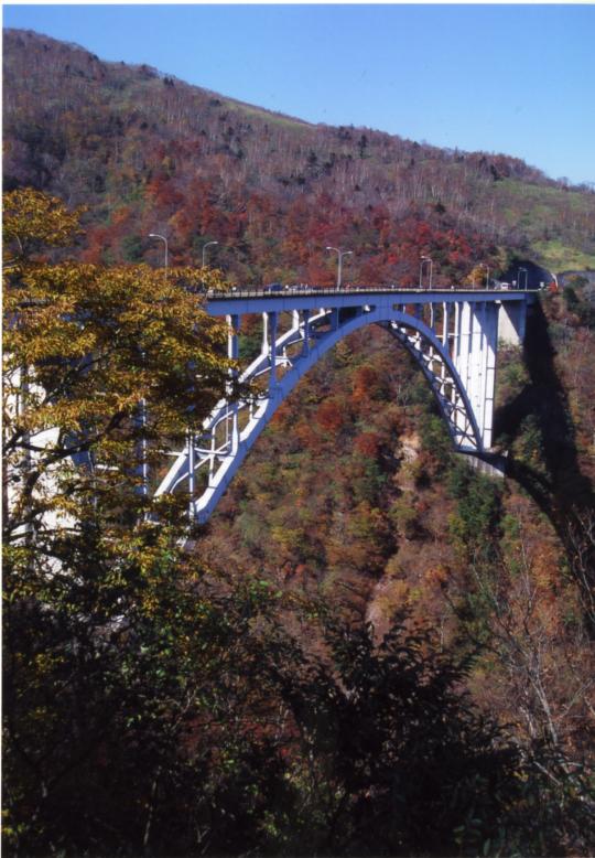 山にある、高さ130メートルの六方沢橋の写真