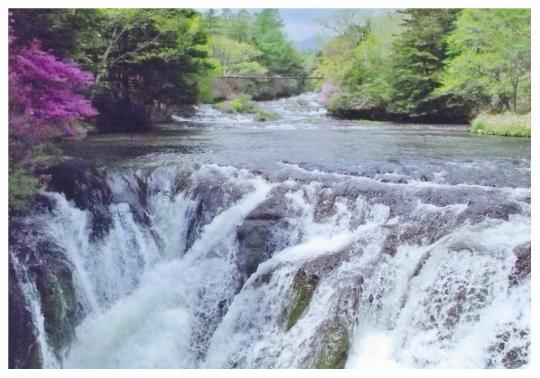 なだらかな川の流れから、滝へ流れている川の写真