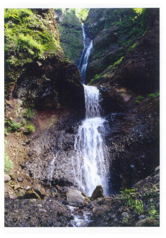 急斜面で水が流れる渓谷の写真