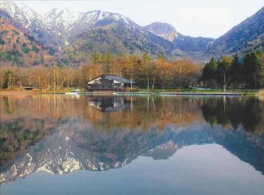 鏡面反射している山と湖の写真