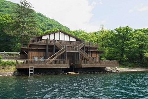 中禅寺湖にせり出した中禅寺湖畔ボートハウスの写真