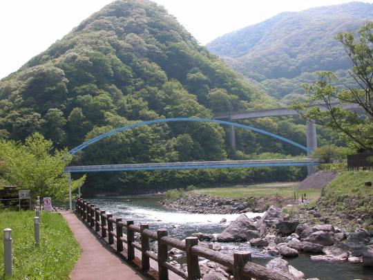 南平山を背景に川治黄金橋が遠くに見える写真