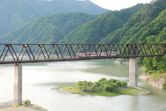 五十里湖の上にある野岩鉄橋上で鉄道が走っている写真