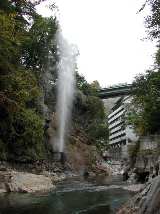 温泉が上に噴き上げている間欠泉の写真