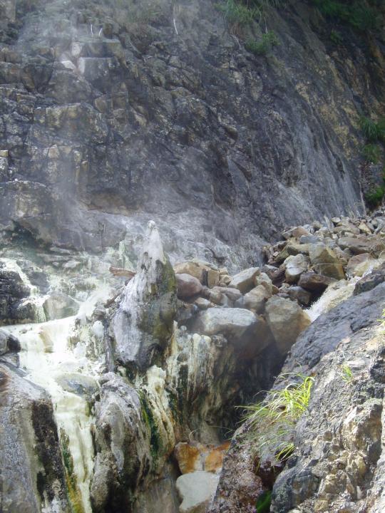 尖った岩が広がっている噴泉塔の写真