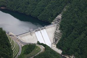 上から撮ったダムの写真