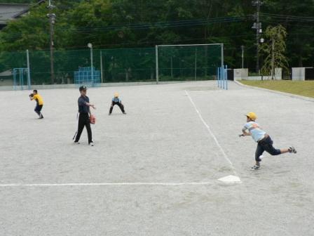 グラウンドで野球をする子供たちの写真