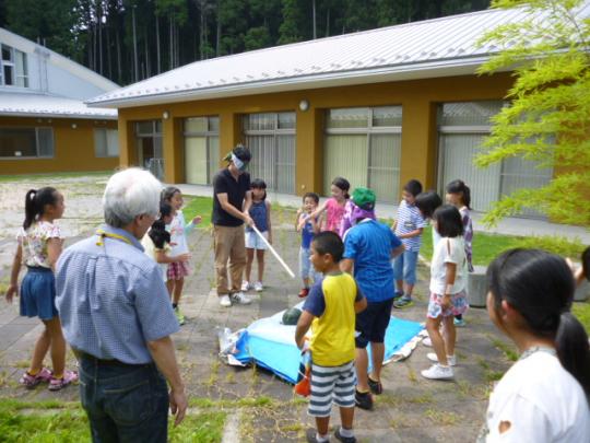 目隠しをして棒を持った男性を取り囲む子供たちの写真