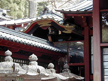 中央が高く、左右に流れる曲線の形状をしている二荒山神社唐門をアップで写した写真