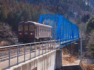 青色のから茶色の1両編成の電車が出てきている橋梁足尾鉄道第二渡良瀬川橋梁の写真