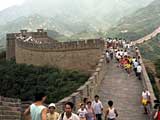 山の上に造られ、道が長く伸びている万里の長城(中国)の写真
