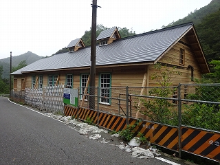 三角屋根平屋建てで、横に長く沢山の窓がある本山動力所跡の外観写真