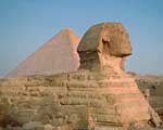 スフィンクスと奥にピラミッドが見えるピラミッド地帯（エジプト）の写真