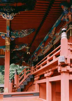 全体的に朱色で、柱上部の斗栱部分や壁と天井が接触している部分に色鮮やかン装飾が施されている二荒山神社 本殿の写真
