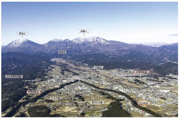 日光連山と日光杉並木街道(平成30年12月撮影)公益財団法人日光杉並木保護財団提供