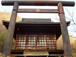 本山鉱山神社跡の社殿と社殿の前にある鳥居を、下から見上げるように写した写真