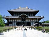 幅のある白色をした通路の奥に建っている東大寺の写真