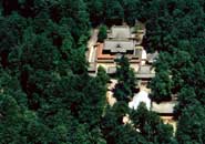 緑の木々に周りが囲まれている「日光の社寺」の上空からの様子写真