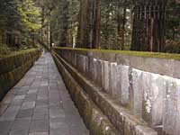 石が並べて作られた道と、道の両脇に造られた石の柵が奥へと続いている東照宮の奥社石柵の写真