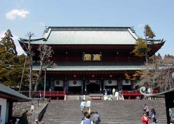 建物正面の中央に「金堂」と金色で書かれた扁額が飾られ、大きな入母屋造りの建物が階段を上った先にある輪王寺本堂の写真