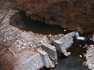 川の一部に石を積み上げてダムのように造られている芝の沢取水口の写真