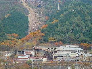 山の麓に建っている通洞選鉱所全体を離れた場所から写した写真