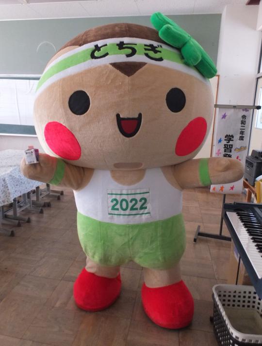 とちぎと書かれた鉢巻を頭に付け胸に2022と書かれたゼッケンを付けているマスコットキャラクターの写真