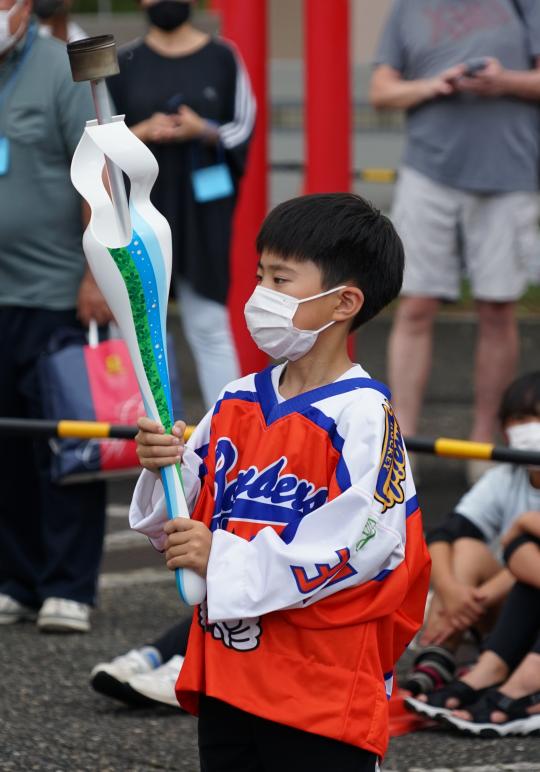 トーチを持っている子供の写真