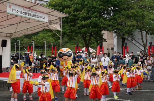 ステージ前の広場で子供たちがいちごーダンスを踊っている写真